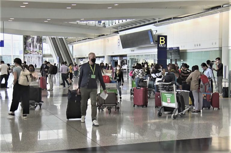 陳茂波說，機場三跑系統將於明年底竣工，屆時機場可處理的客運量會顯著提升約50%。