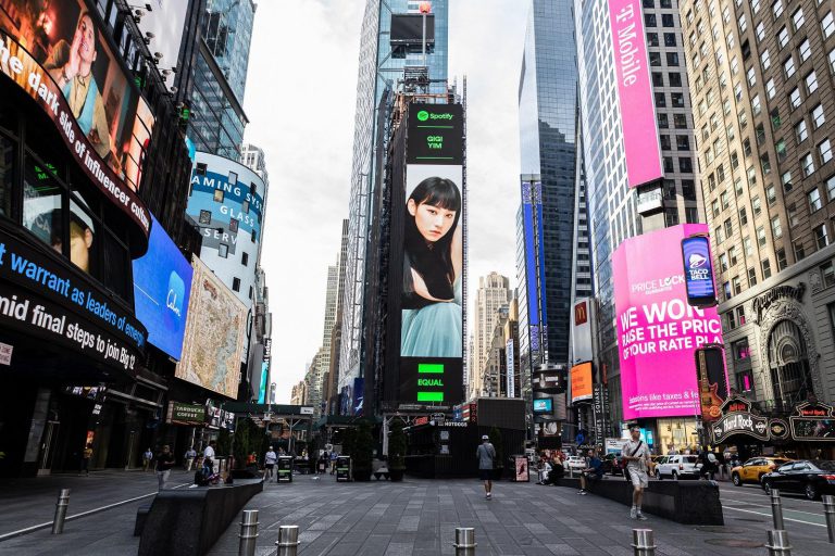 炎明熹成全港最年輕女歌手登美國時代廣場巨型LED。