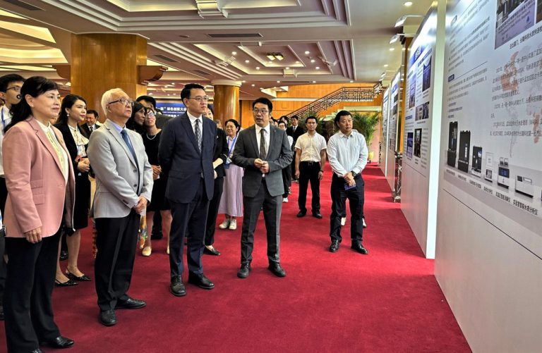謝展寰（左二）與國家生態環境部副部長趙英民（左三）和深圳市人民政府副市長張華（左一）參觀大會展覽。  