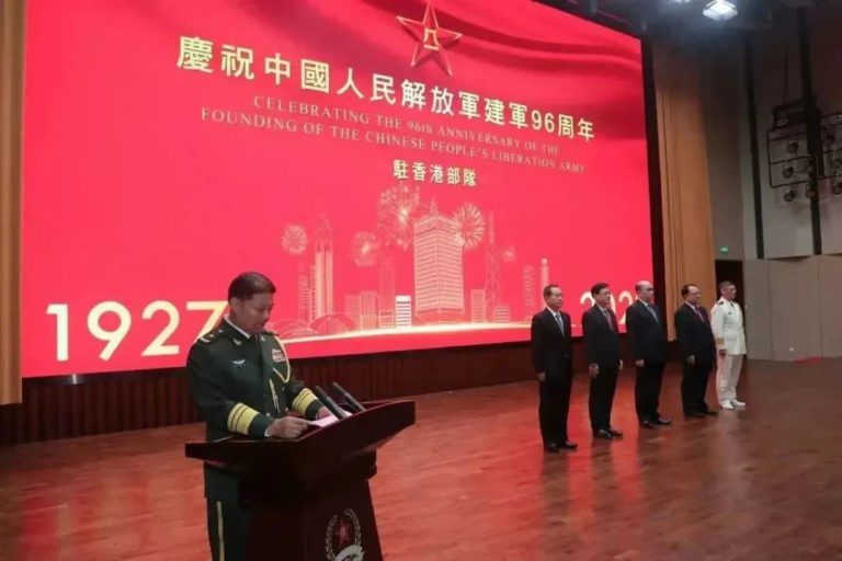 中國人民解放軍駐香港部隊7月30日晚在昂船洲軍營舉行慶祝中國人民解放軍建軍96周年招待會。（駐港部隊圖片）