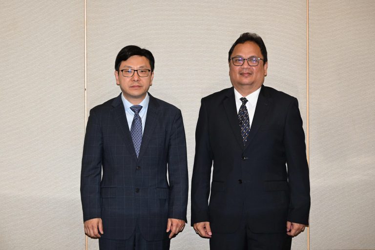 孫玉菡與署理印尼駐香港總領事Slamet Noegroho（右）會面，商討印尼家庭傭工就業服務費用的議題。