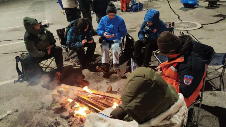 土耳其災場天氣寒冷，救援隊要設法取暖。