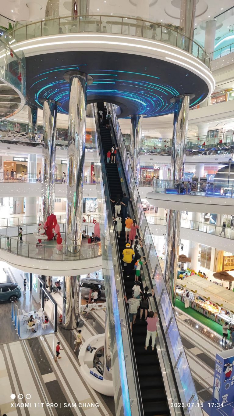深圳一些新型商場周六日吸引大量港人前往消費。