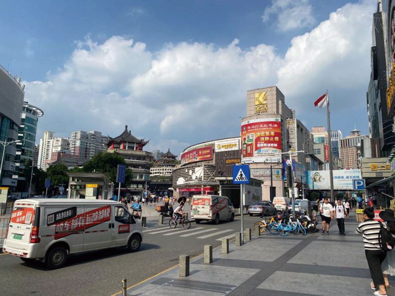 深圳東門是其中一個港人熟悉的消費熱點。
