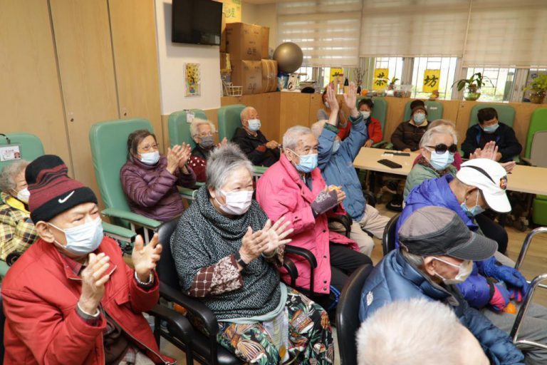 人口老化問題嚴重，香港預計於2050年成為全球人口老化程度最高的城市。
