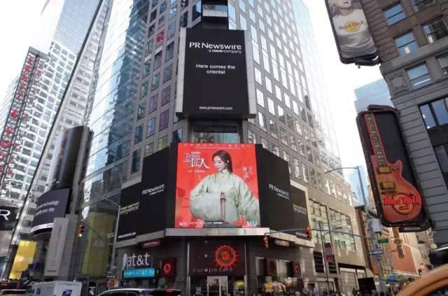 2017年5月，名模林志玲身穿一件素淨典雅的豆青色漢服，登上紐約時代廣場大屏幕，驚艷世界，這件漢服就是出自鍾毅手筆。
