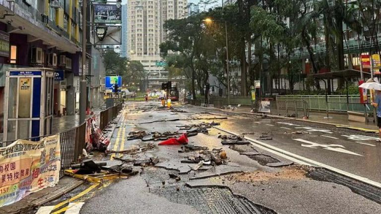 柴灣環翠道一帶的道路被暴雨沖毀。(網上圖片)
