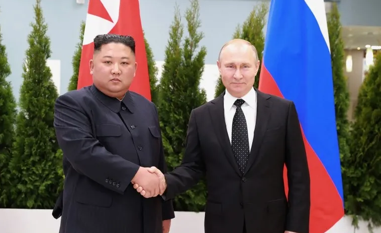 金正恩(左)在俄羅斯與普京會面。(朝中社)