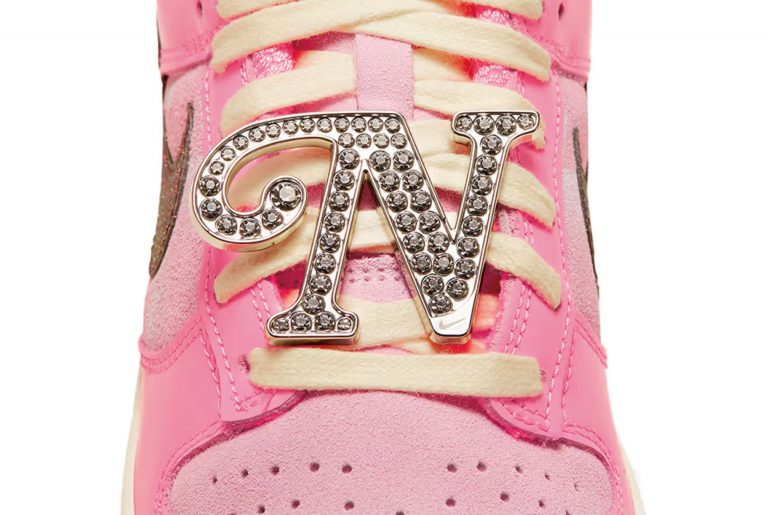 鞋帶處特別加入Nike銀色N字閃石釦飾。