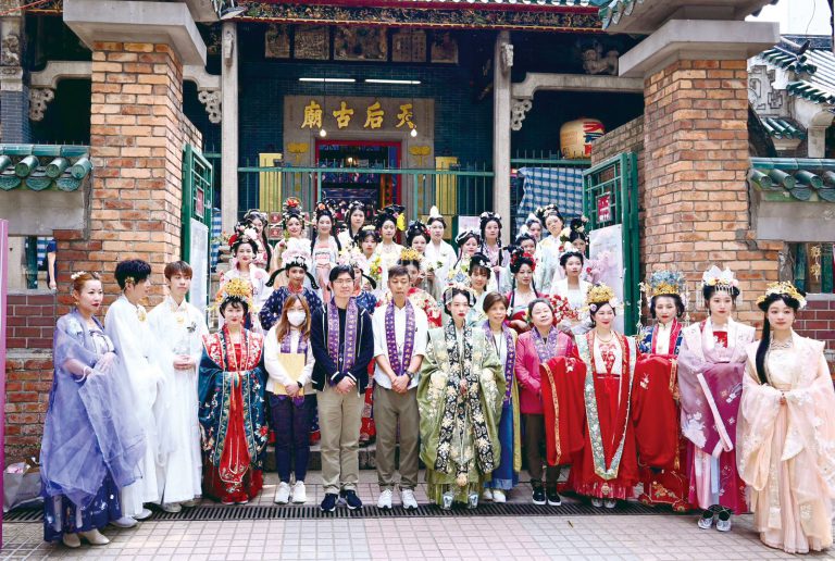 今年3月11日，芷英參加在油麻地天后廟舉行的花朝節，幾百人一起穿漢服還原古代節日。
