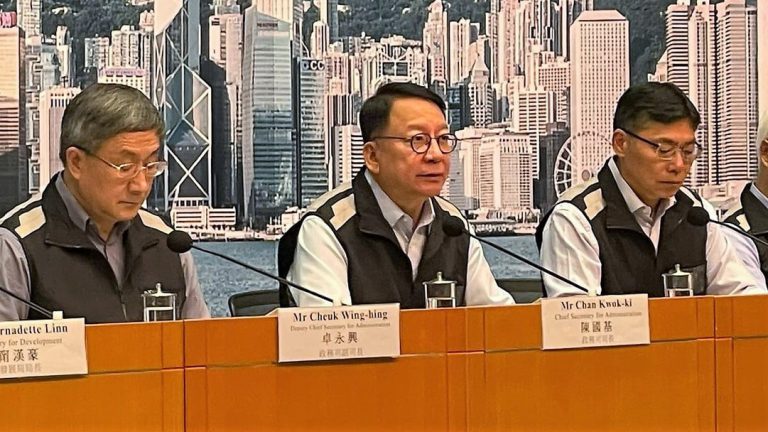 陳國基指出，本港整體已恢復正常運作，相信明日上學上班大致沒有問題。