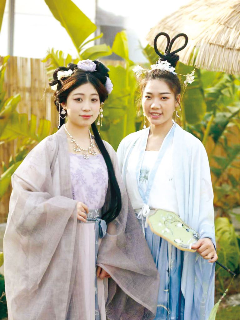 今年2月，「只此青綠」中國歷史及漢服文化社舉辦的《圍爐·煮茶》活動，大家都穿上漢服參與。
