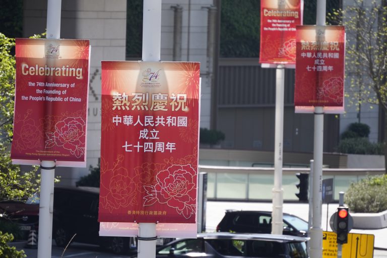 賀國慶橫幅在香港各區可見。（燊亮攝）