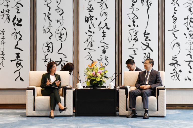 美國商務部長雷蒙多(左)說，早前訪華行程取得很大進展，成功打開與中方溝通的渠道。(雷蒙多Twitter)
