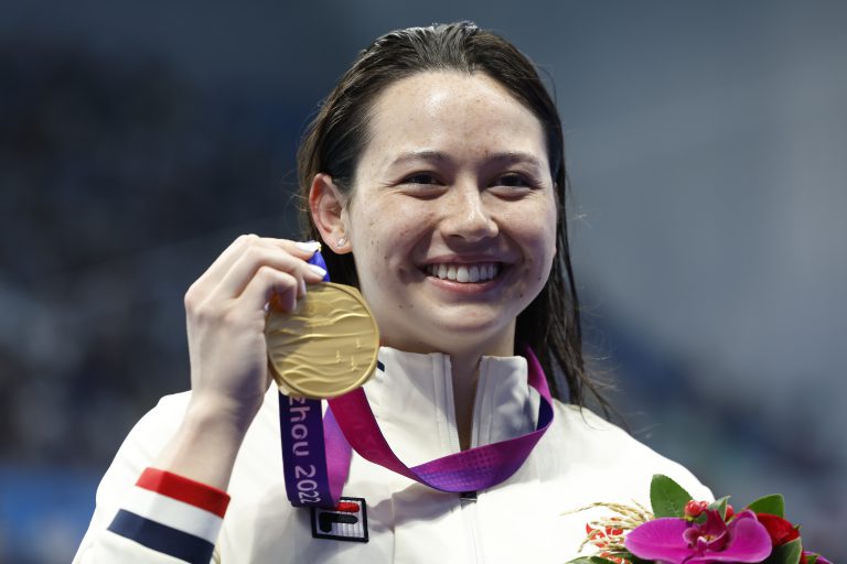 何詩蓓昨晚於亞運女子200米自由泳決賽強勢奪金。（中新社）