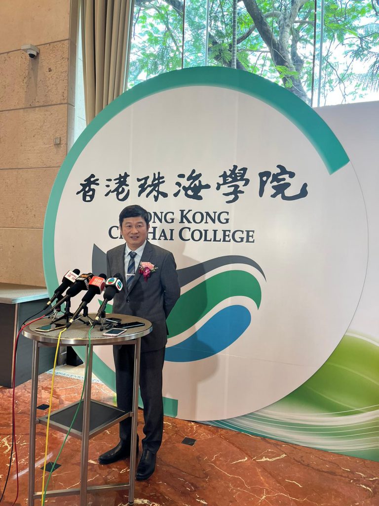 香港珠海學院校長陳致表示力爭學院後年升格為大學。（周萱攝）