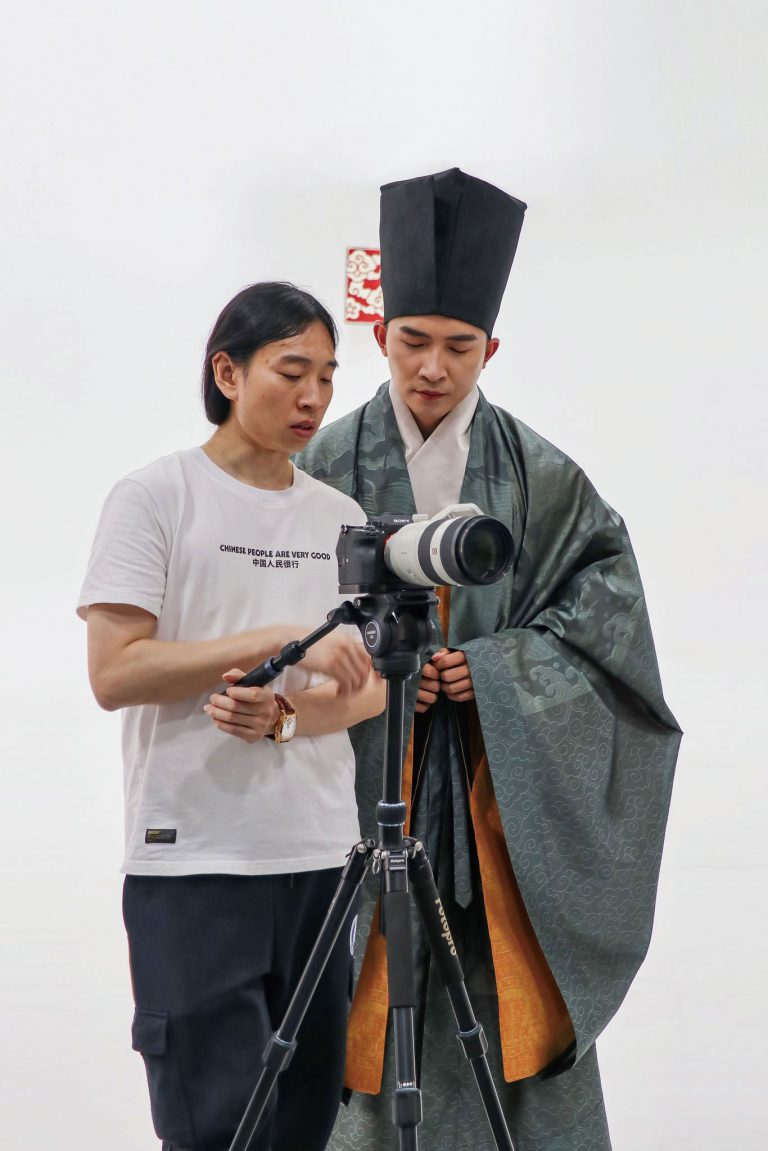 鍾毅打造原創紀錄片《大明衣冠》，借由多媒體影音手段，生動有趣地推廣漢服。
