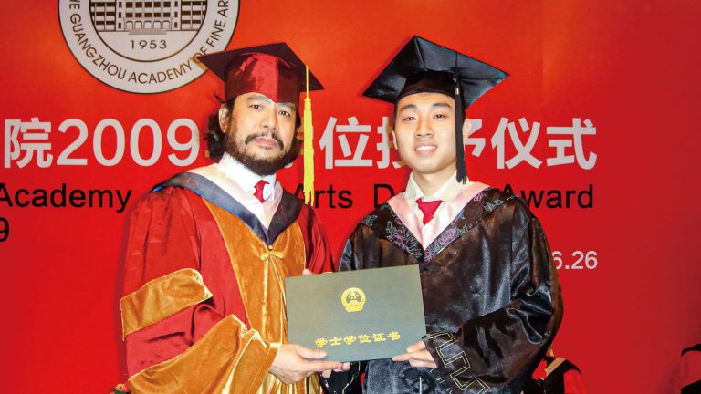 鍾毅（右）2009年廣州美術學院畢業。