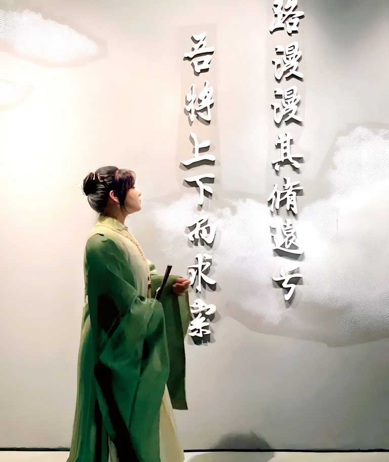 蔚淇穿漢服參觀湖南省博物館。
