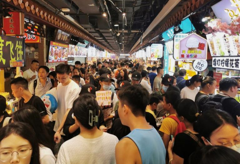 深圳將舉辦購物節、咖啡節、夜間經濟大會等500多場活動，以刺激消費令經濟增長。