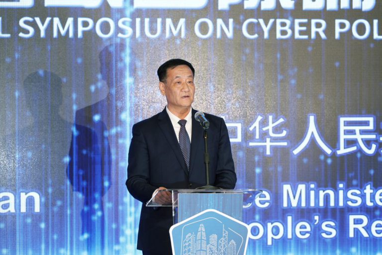 公安部副部長陳思源致辭期望與各國攜手共同維護網絡空間和平與安全。（黃冠華攝）