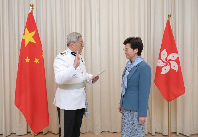 區嘉宏（左）於2020年在時任行政長官林鄭月娥（右）監誓下宣誓就職入境事務處處長。