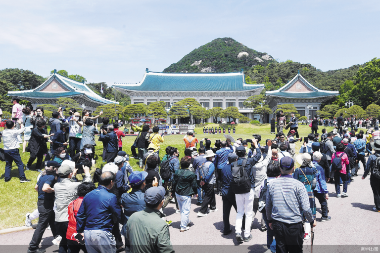 南韓原總統府青瓦台成為旅遊熱點。