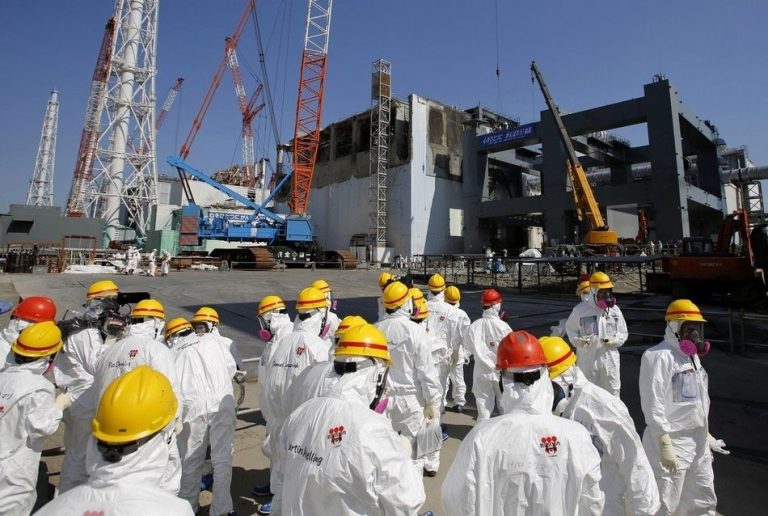 地震後受到嚴重破壞的福島核電廠發生核洩漏，曾有工人因核輻射而死亡。