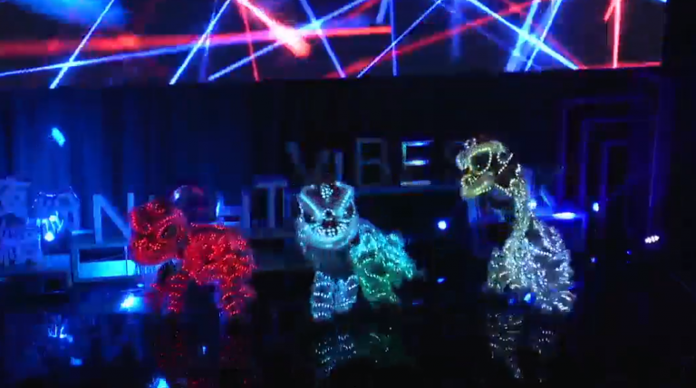 「香港夜繽紛」啟動禮上有醒獅燈光表演。