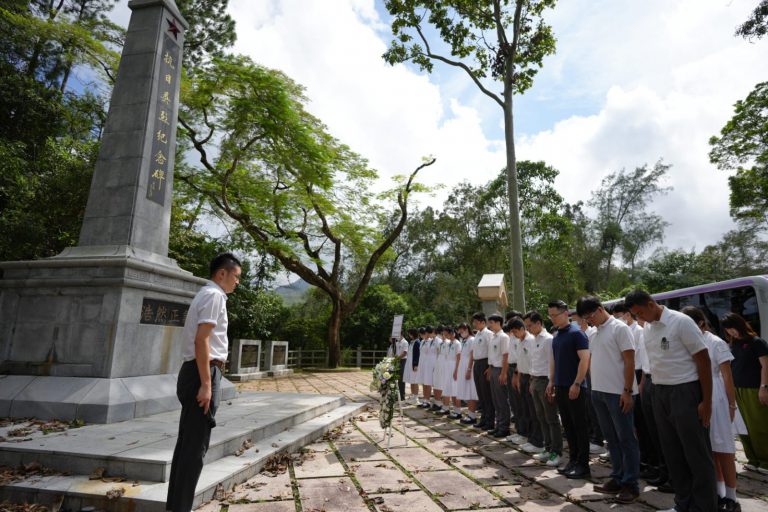 學習團在抗日英烈紀念碑前舉行悼念儀式。（受訪者供圖）