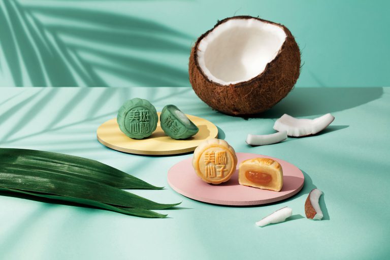 流心椰子月餅 $266/L　曾掀起搶購熱潮的美心流心奶黃月餅，今年推出用椰子製造而成的新產品，除流心椰子外，還可吃到流心斑蘭味椰子月餅，味覺雙重享受。