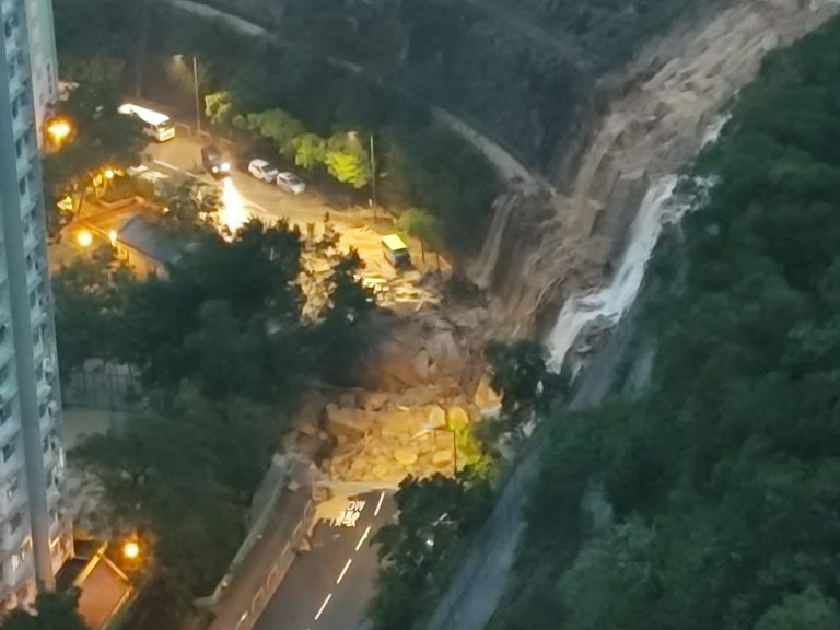 筲箕灣耀興道大量山泥傾瀉大石塌下行車路。（網上圖片）