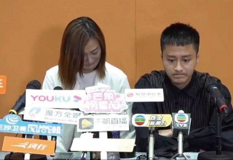 與人夫密會事件被揭發後，朱智賢開記者會道歉，當時男友謝東閔陪在身邊，不離不棄。（視頻截圖）