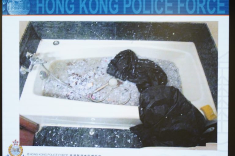 警方在目標處所發現經碎紙機、火和漂白水銷毁的文件，部分被毁文件堆放在浴缸。（燊亮攝）