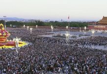 天安門廣場國慶日舉行國慶升旗儀式　逾30萬人現場觀看
