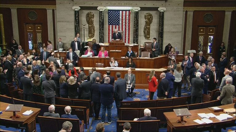 美國國會參眾兩院，在死線之前通過短期撥款法案，避過了聯邦政府停擺。