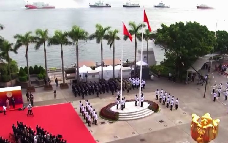 升旗儀式進行時，消防船和水警輪在維港巡行致敬。