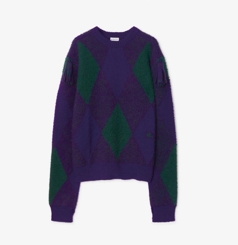 Burberry Argyle Wool Sweater16,500
紫色羊毛配菱形花紋，肩部有流蘇設計作亮點。/c