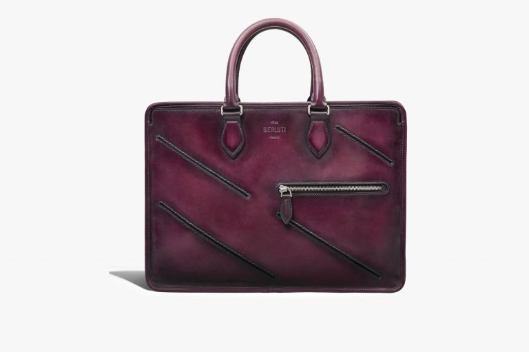 Berluti Un Jour Mini Briefcase $37,500
採用品牌意大利標誌性的Venezia皮革，配有多個口袋，另備可拆式肩帶及拉桿環，可以在商務旅行時掛在手提箱上。/g