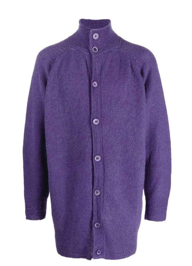 Yohji Yamamoto High neck Cardigan $11,400
深紫色高領針織外套以羊毛及Mohair（安哥拉山羊被毛）混紡，剪裁修長。