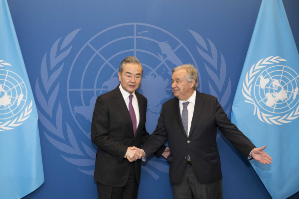 中共中央政治局委員、外交部長王毅在紐約會見聯合國秘書長古特雷斯。