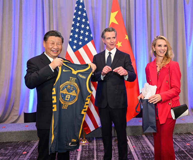 習近平（左）獲加州州長紐森贈送NBA球隊金州勇士隊球衣。