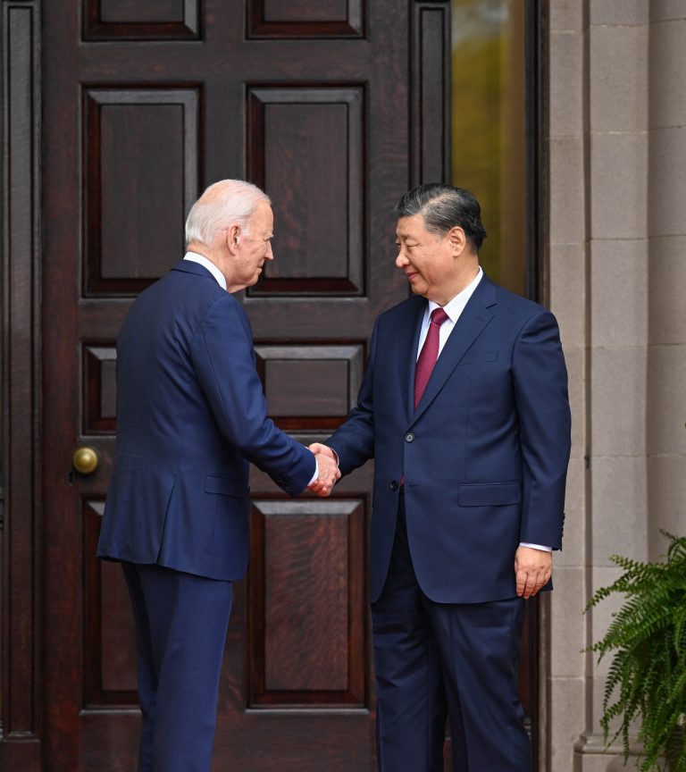 國家主席習近平同美國總統拜登在費羅麗莊園門前握手。