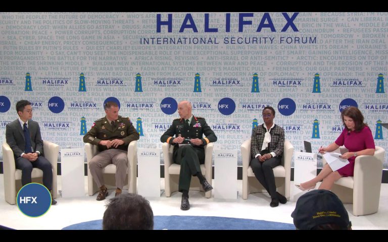 美國太平洋陸軍指揮官General Charles Flynn(中)、加拿大國防參謀長Dr. Comfort Ero(左二)和羅冠聰(左)一同出席烏克蘭和人權為題的研討會。(羅冠聰facebook)