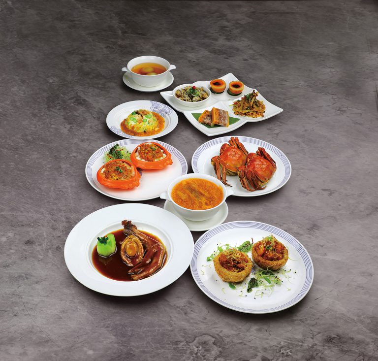 「金秋大閘蟹套餐」（$998/位，兩位起）
包括前菜、湯品及重4両半至5両的清蒸大閘蟹。