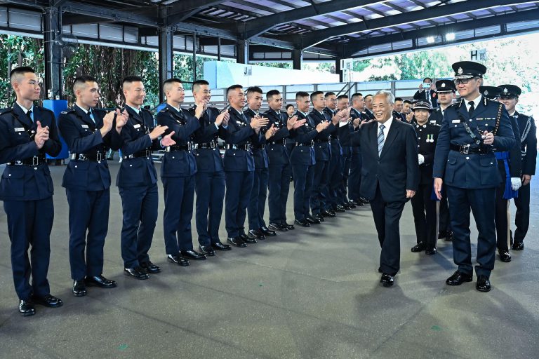 楊振權在警務處長蕭澤頤陪同下，祝賀各學員結業。