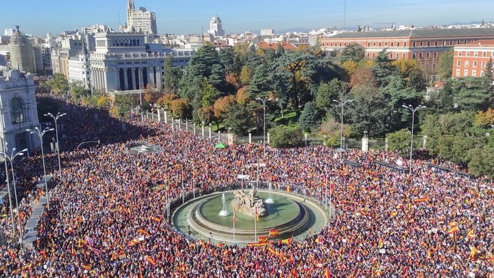 西班牙大批示威者，聚集首都馬德里市中心的西貝萊斯廣場，抗議首相桑切斯特赦多名加泰羅尼亞分離主義者，以換取連任。