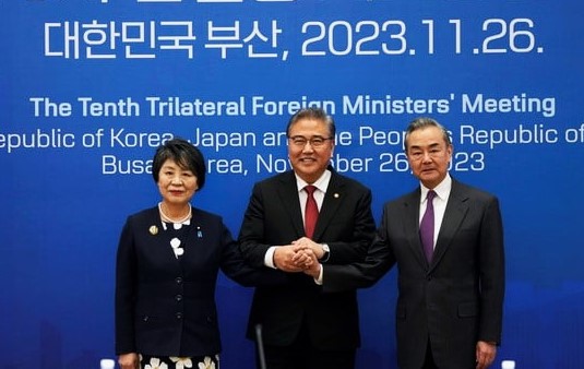 （左起）日本外相上川陽子、南韓外長朴振和中國外長王毅，在召開中日韓第十次外長會議前，擕手合照。
