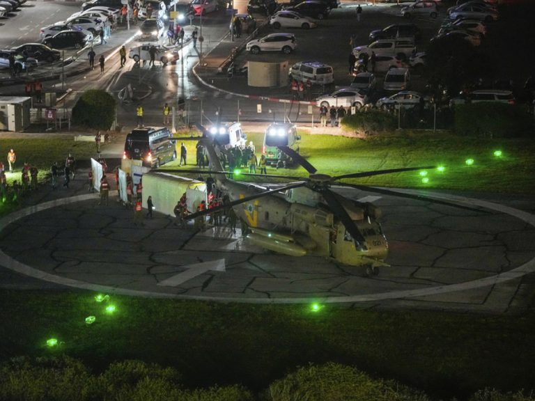 載著獲釋以色列人質的直昇機，飛抵以色列境內的一間醫院。