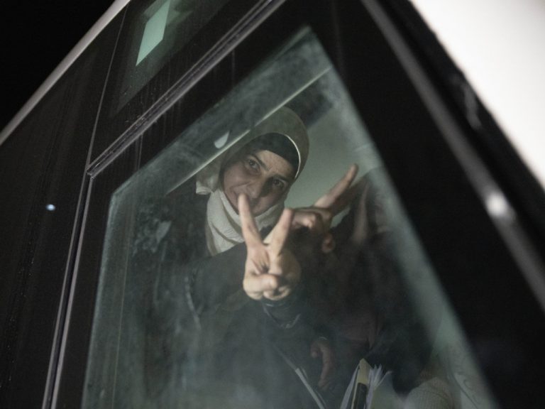 獲得以軍釋放的巴勒斯坦婦女，展示勝利手勢。
